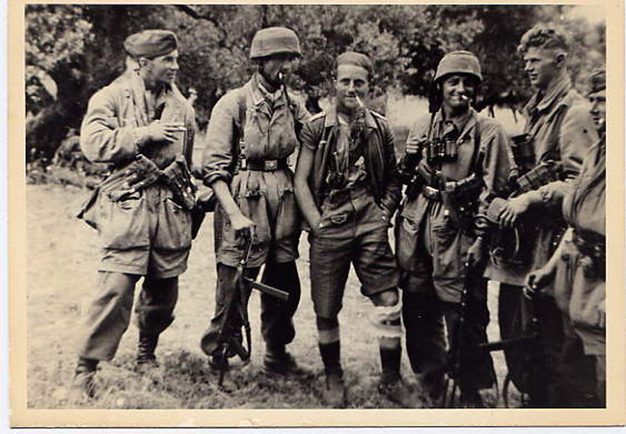 Fällschirmjäger equiped with the double 3 cell pouches