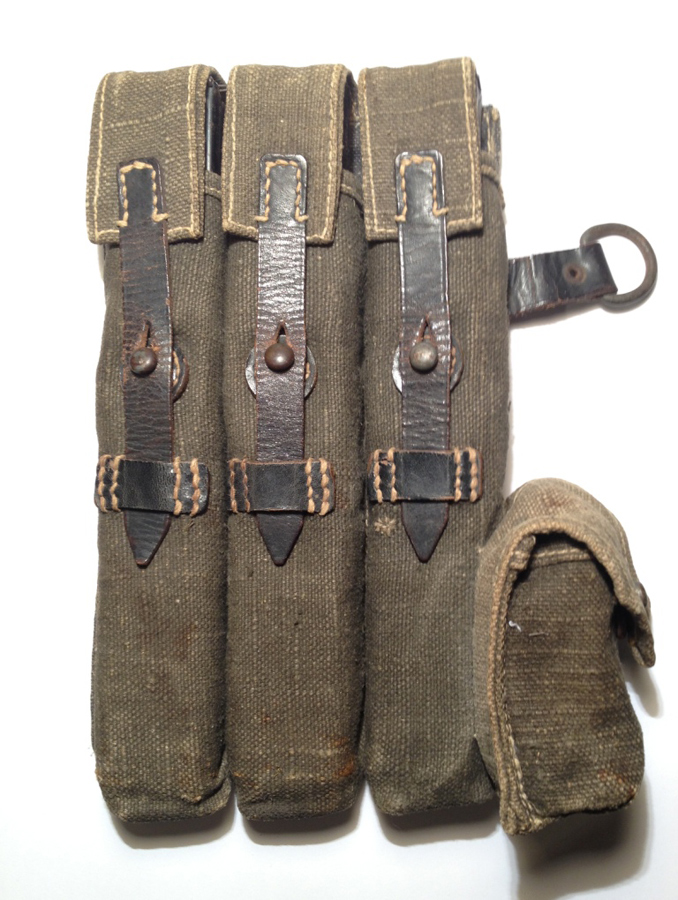 Left MP40 pouch in blue by Otto Koberstsin 1943. Price €550,-
