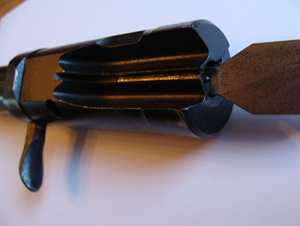 Bolt with early retracting handle measured by the Waffenmeister's gauge